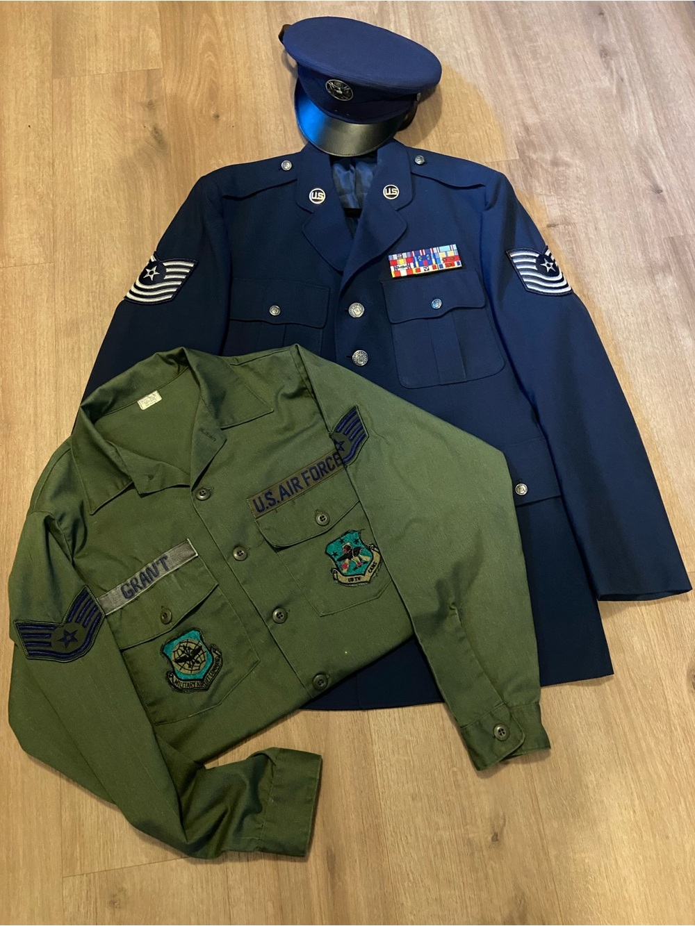 VTG USAF Uniform Lot E-5 Staff Sgt Shirt & E-7 Master Sgt Coat Hat Ribbons Pins‎